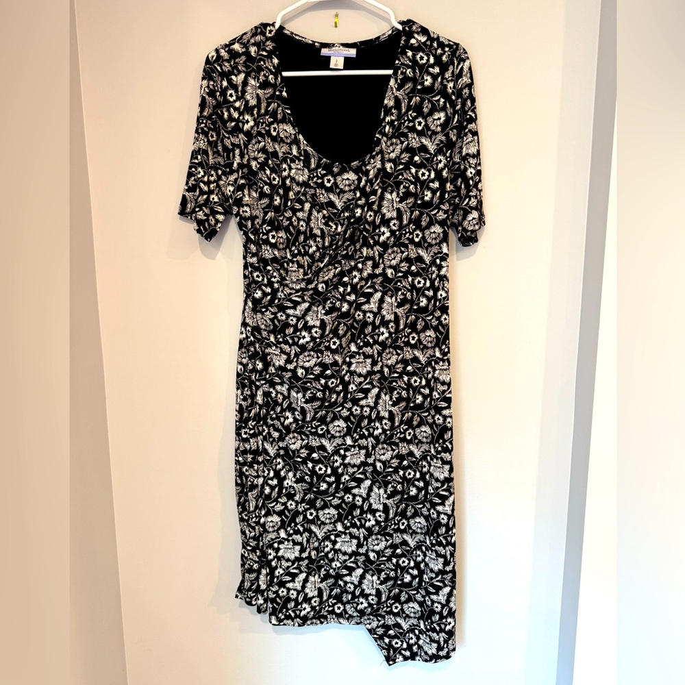 Elegant Black and White Floral Dress Short Sleeve and Wrinkle Free Fabric